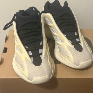 YEEZY 700 adidas  sneaker size 4.5 boys 6 women